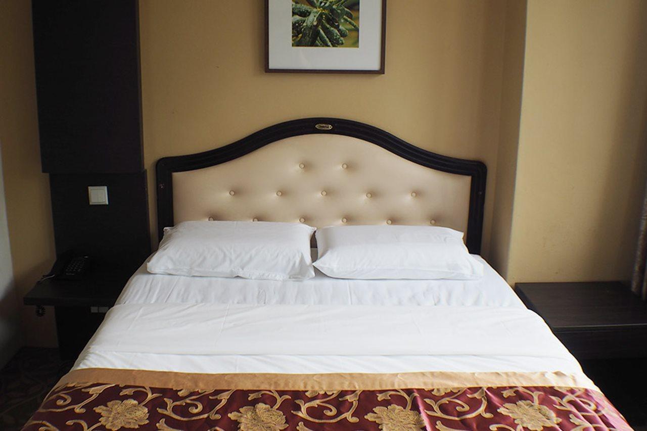 L Hotel At Broadway Сингапур Екстериор снимка