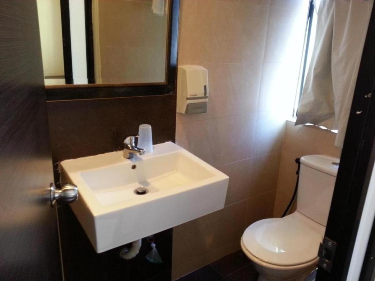L Hotel At Broadway Сингапур Екстериор снимка