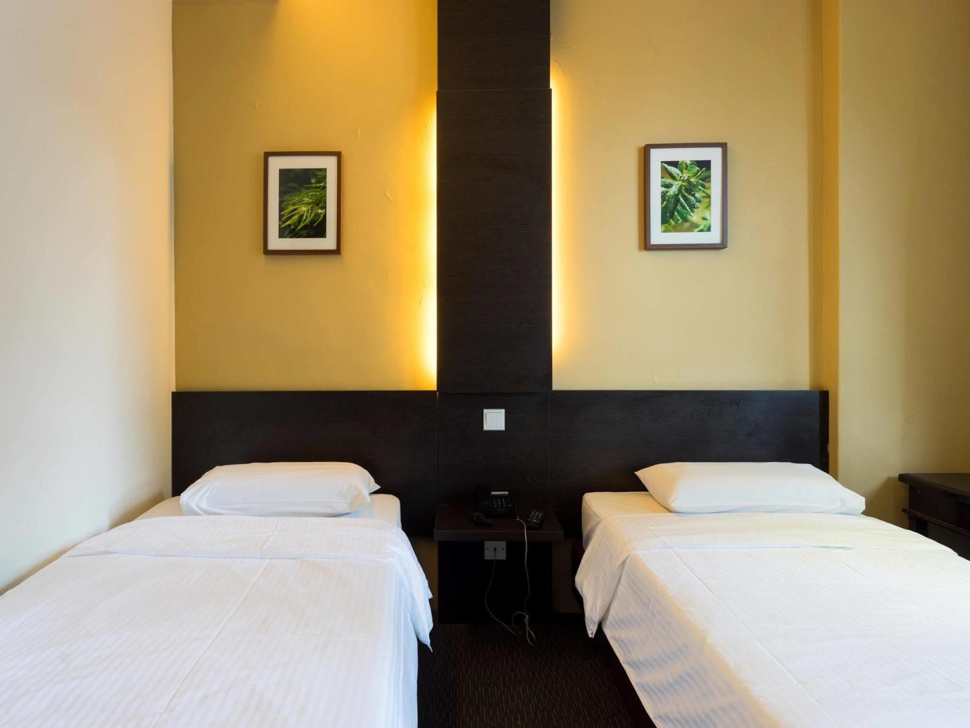 L Hotel At Broadway Сингапур Екстериор снимка
