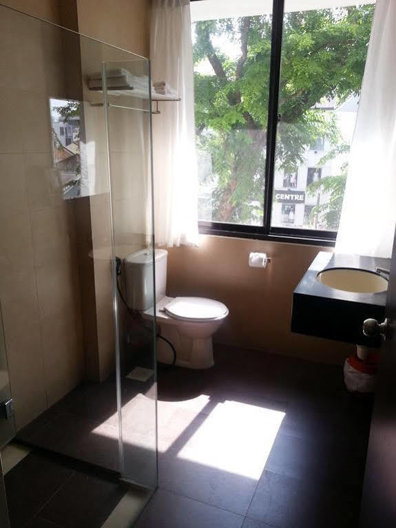 L Hotel At Broadway Сингапур Екстериор снимка
