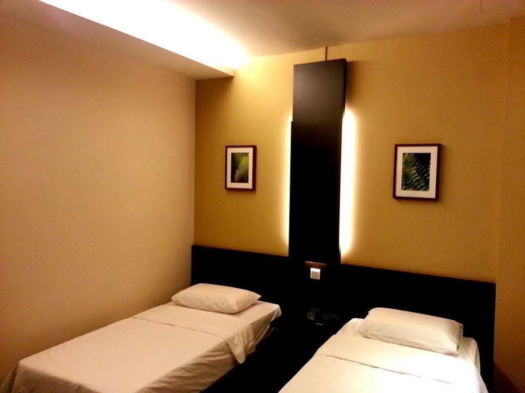 L Hotel At Broadway Сингапур Екстериор снимка