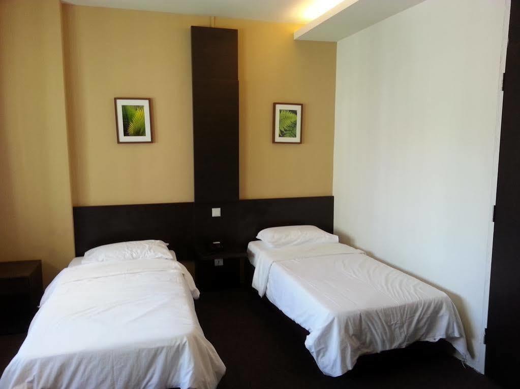 L Hotel At Broadway Сингапур Екстериор снимка